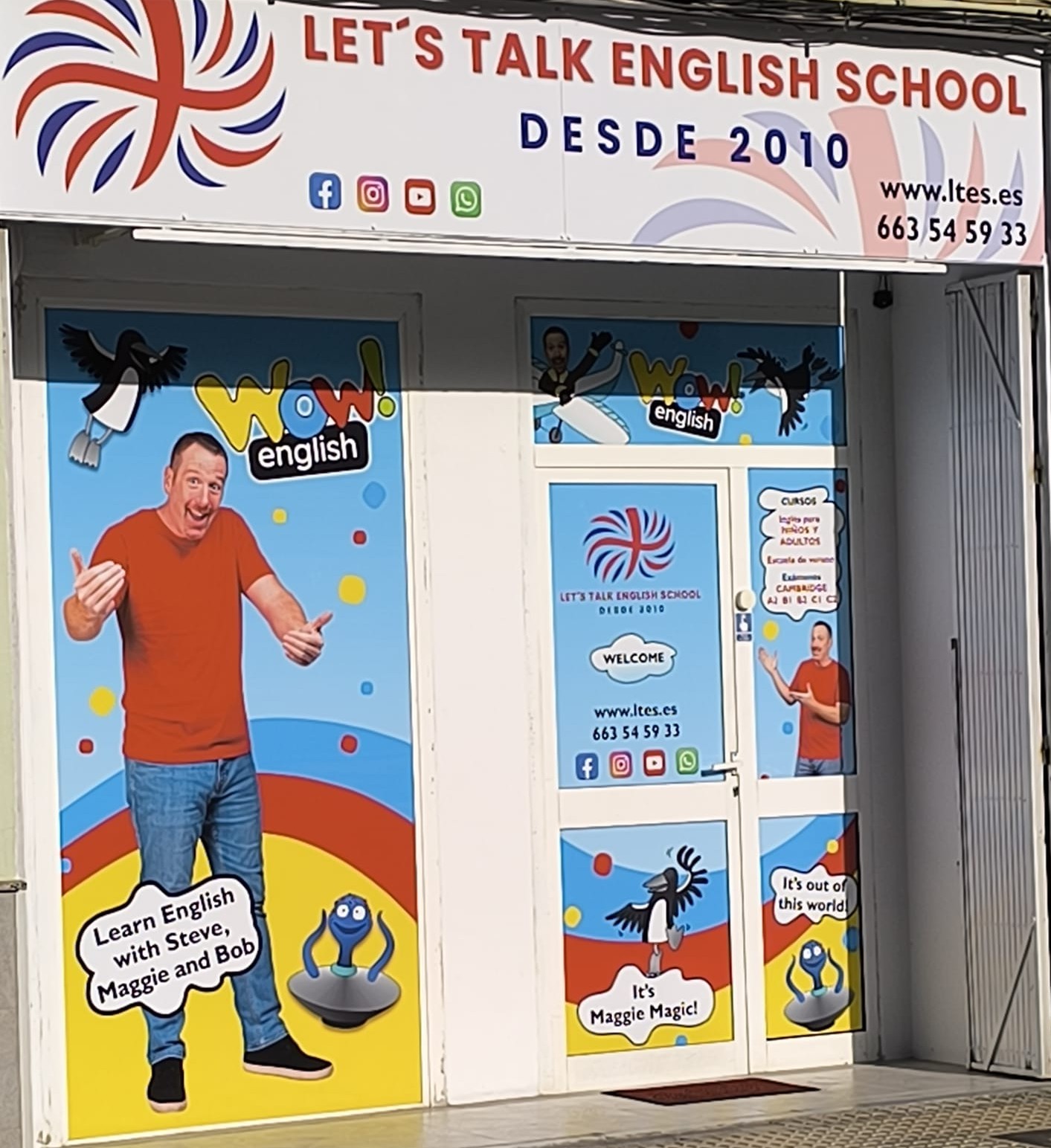 Alumnos aprendiendo inglés en Let's Talk English School, en el Grao de Gandía